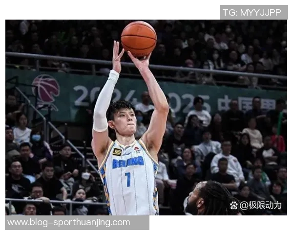 曾凡博上场即紧逼布克遭吹防守犯规展现CBA防守强度 曾凡博上场即紧逼布克遭吹防守犯规展现CBA防守强度
